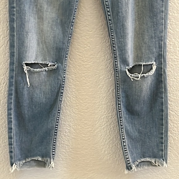 Free people frayed hem busted ripped knee light wash Cropped Jeans Size 28 - Picture 4 of 7